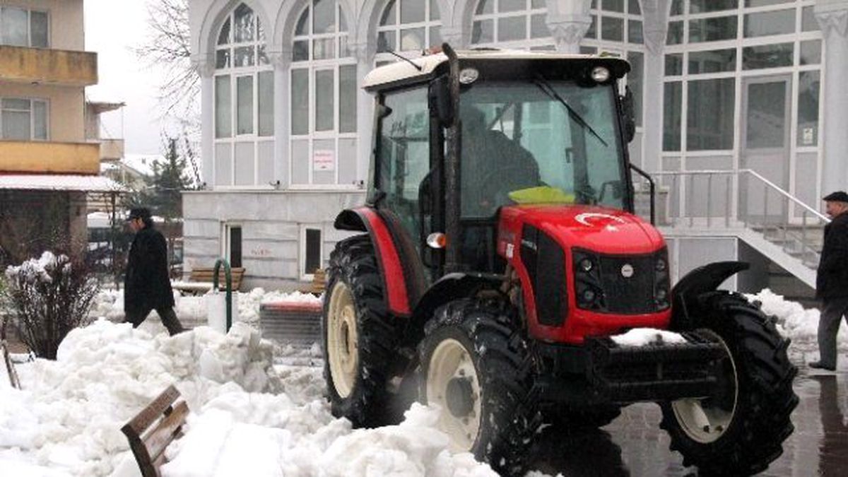 Muhtar Gönüllü Kar Temizleme Yapıyor