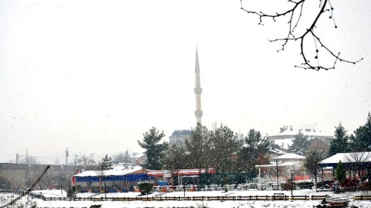 Osmancık\'a Mevsimin İlk Karı Yağdı