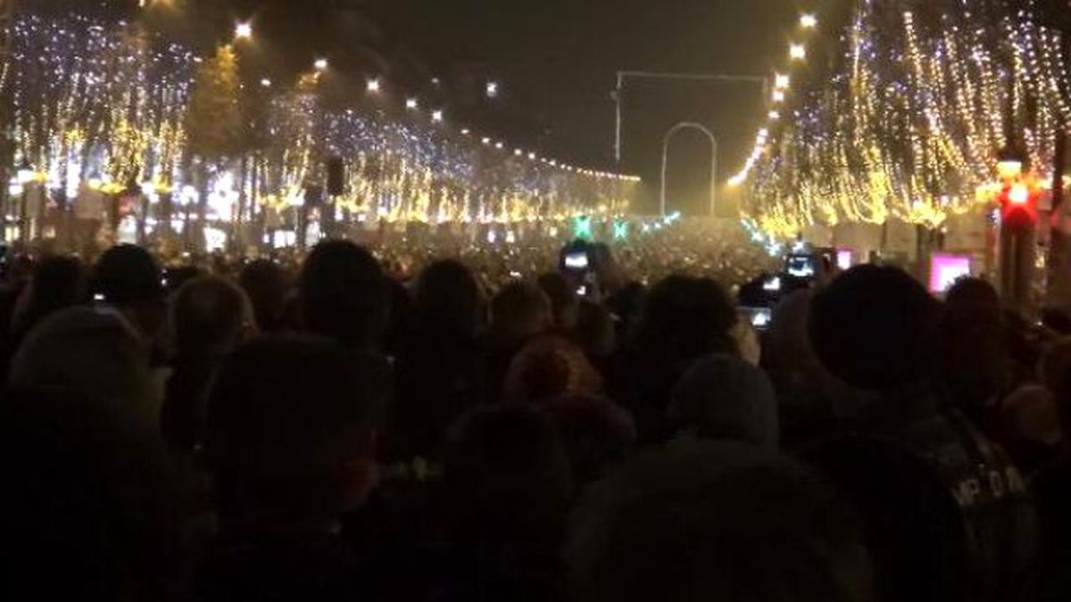 Paris\'te Görkemli Yeni Yıl Kutlaması