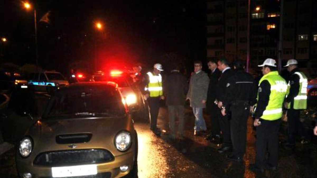 Polis, Kaçan Sürücü ve Arkadaşını Ayaklarından Vurdu