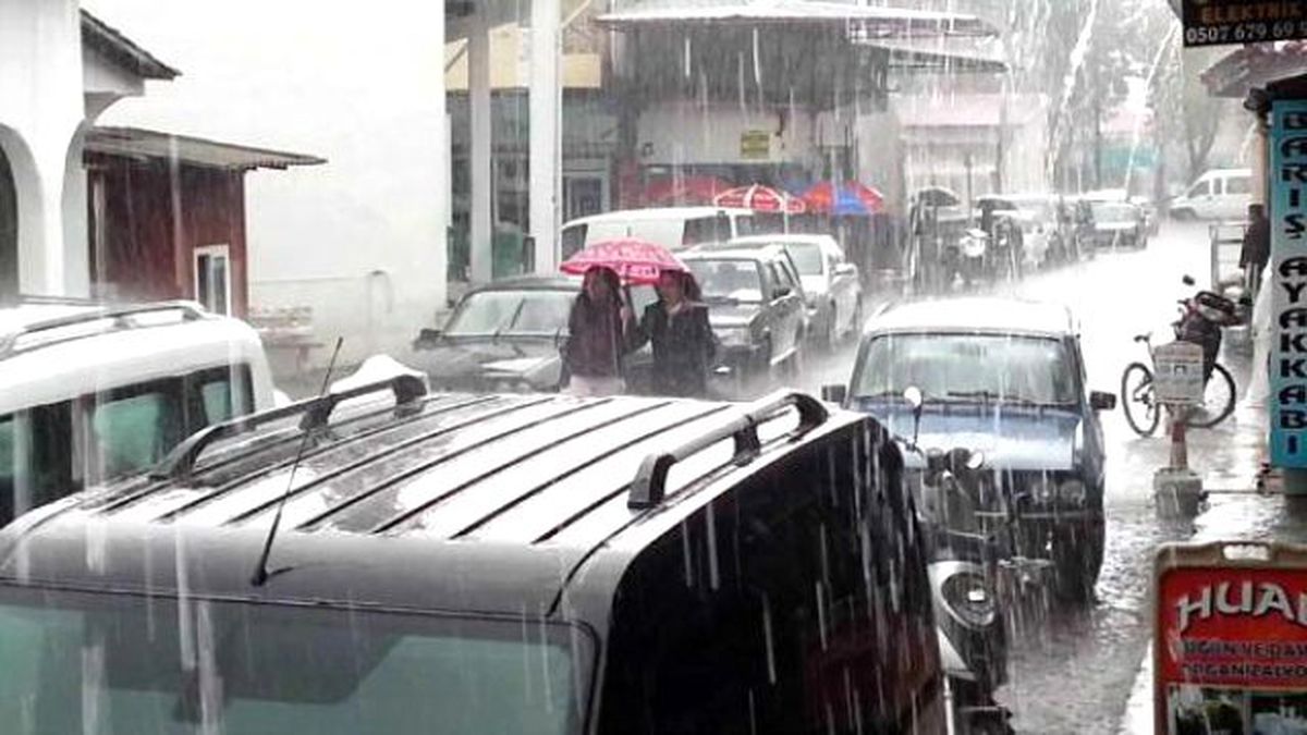 Sağanak Yağmur Üç İlçedeki Arazileri ve Seraları Vurdu