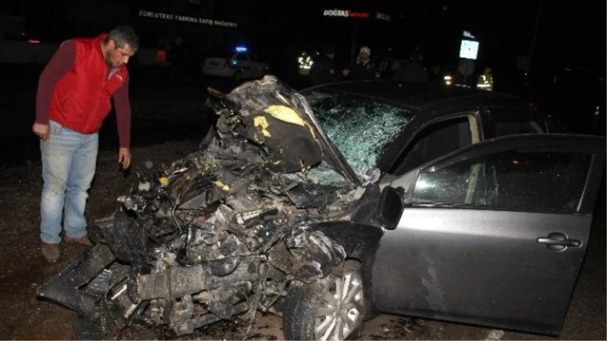 Samsun\'da Otomobil Midibüs ile Çarpıştı: 3 Yaralı
