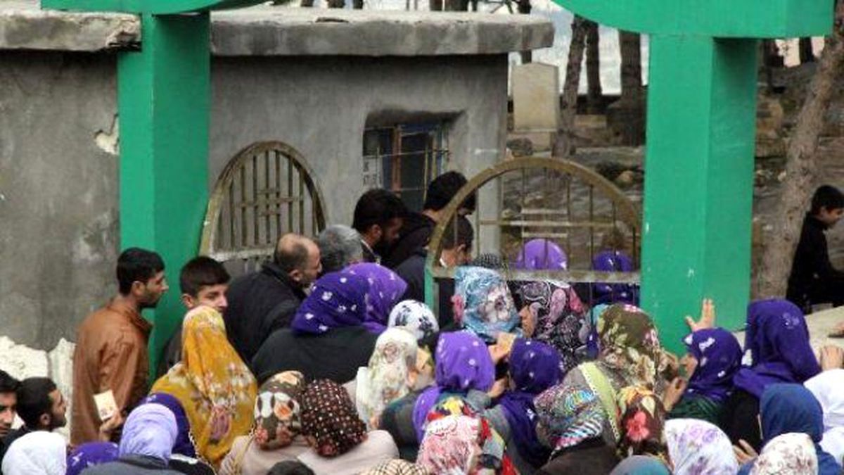 Şanlıurfa\'da Kadınlar Kömür Kuyruğunda