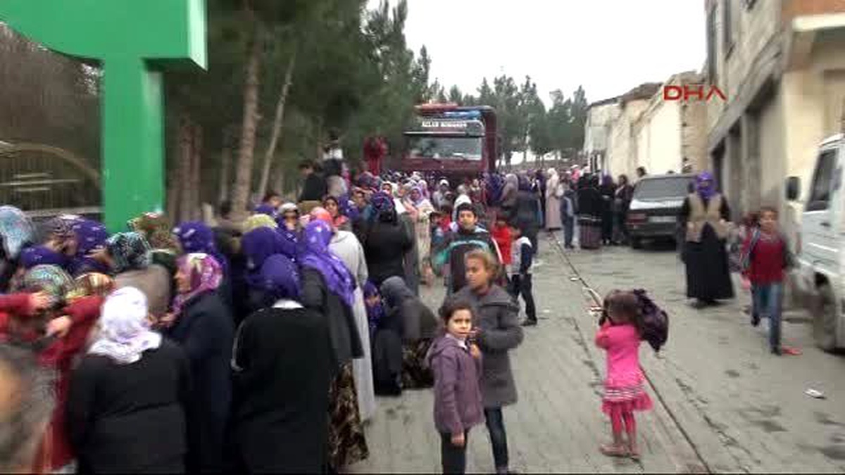 Şanlıurfa\'da Kadınlar Kömür Kuyruğunda