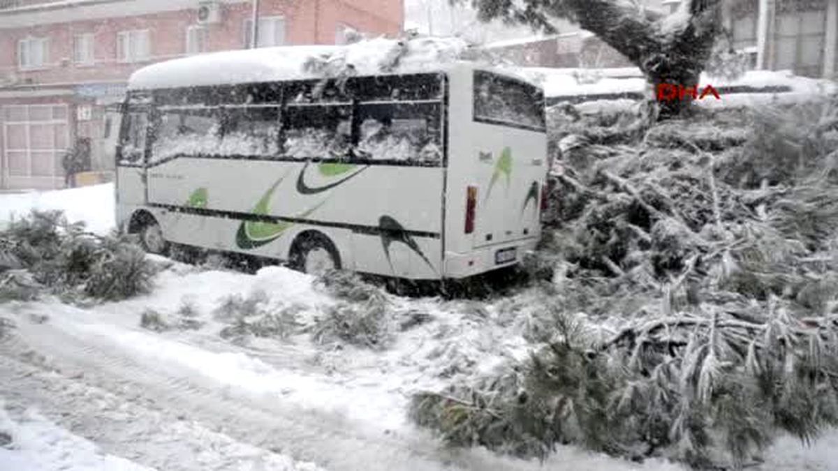 Savaştepe\'de Yollar Kapalı, Elektrik ve Su Yok