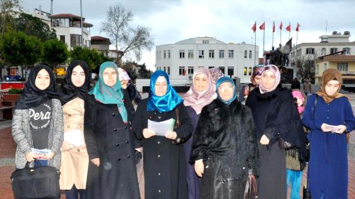 Sp\'li Kadınların Yılbaşı Kutlamasına Broşürlü Tepkisi