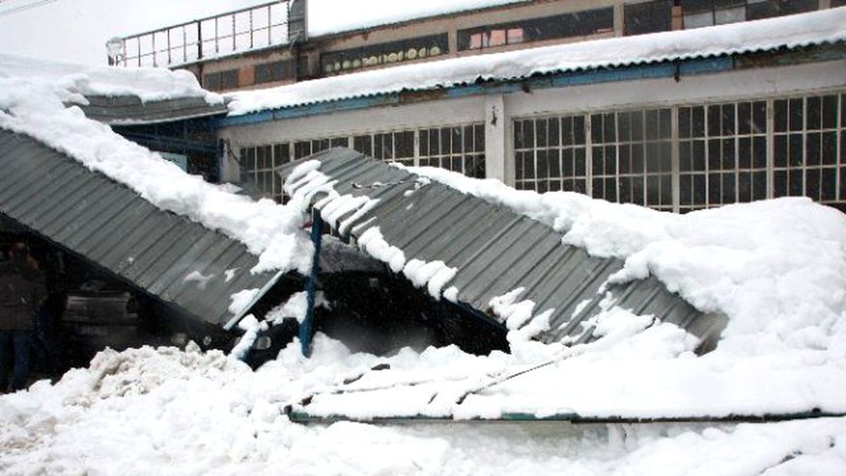 Sundurma Çöktü, 3 Araç Altında Kaldı