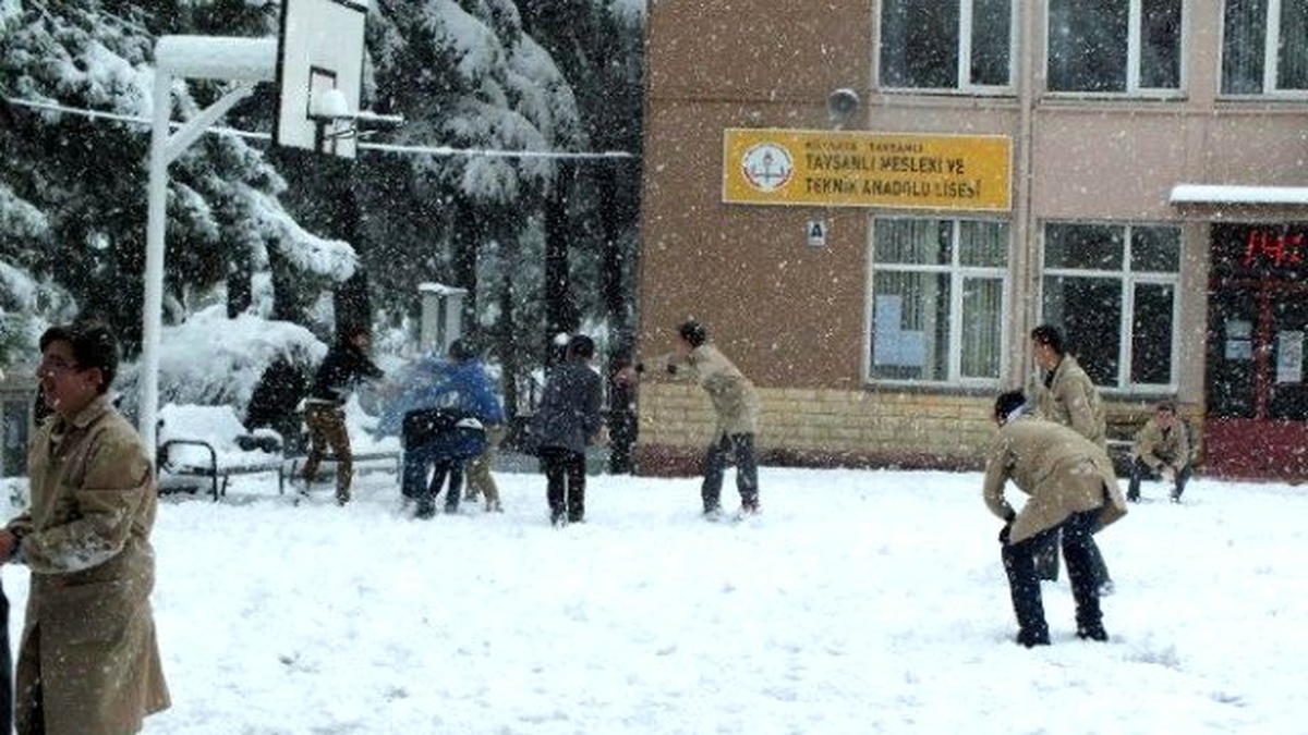Tavşanlı Eml\'de Kar Topu Savaşını Öğretmenler Kazandı