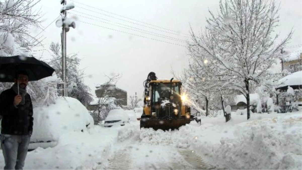 Yoğun Kar Yağışı, Hisarcık\'ın 7 Köyünü Elektriksiz Bıraktı