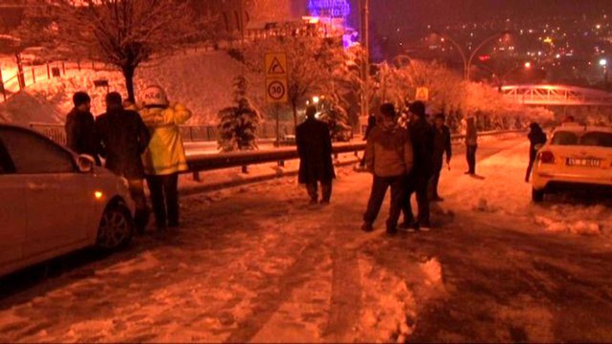 Yoğun Yağıştan Dolayı Araçlar Dik Yokuşta Mahsur Kaldı