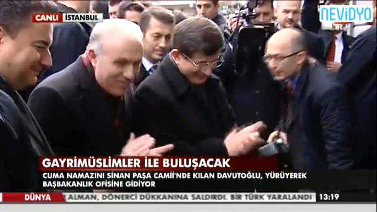 Başbakan Ahmet Davutoğlu Ofisine Yürüyerek Gitti