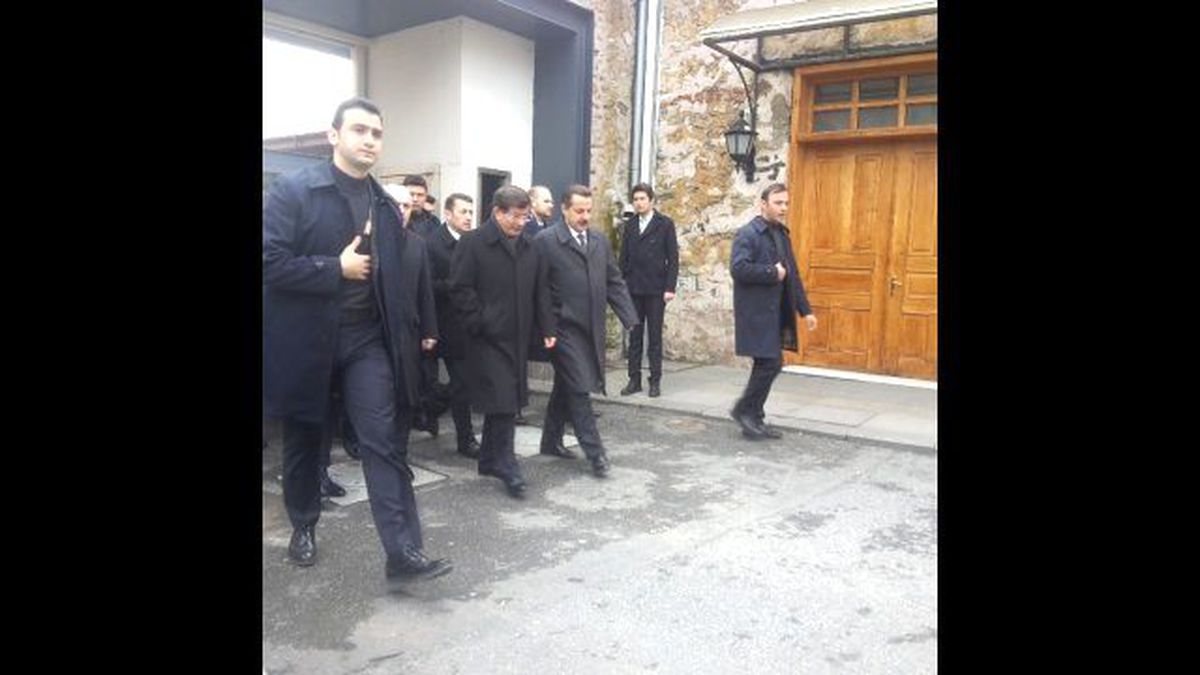 Başbakan Davutoğlu Camiye Yürüyerek Gitti