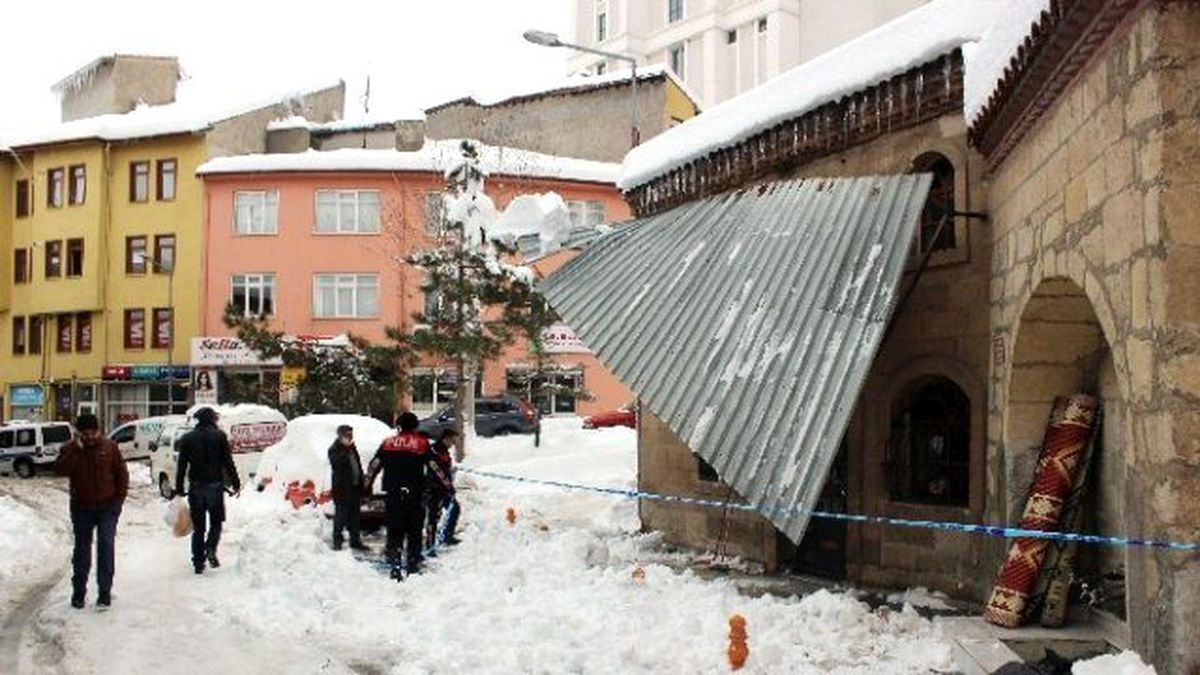 Caminin Çelik Yağmurluğu Çöktü: 2 Yaralı