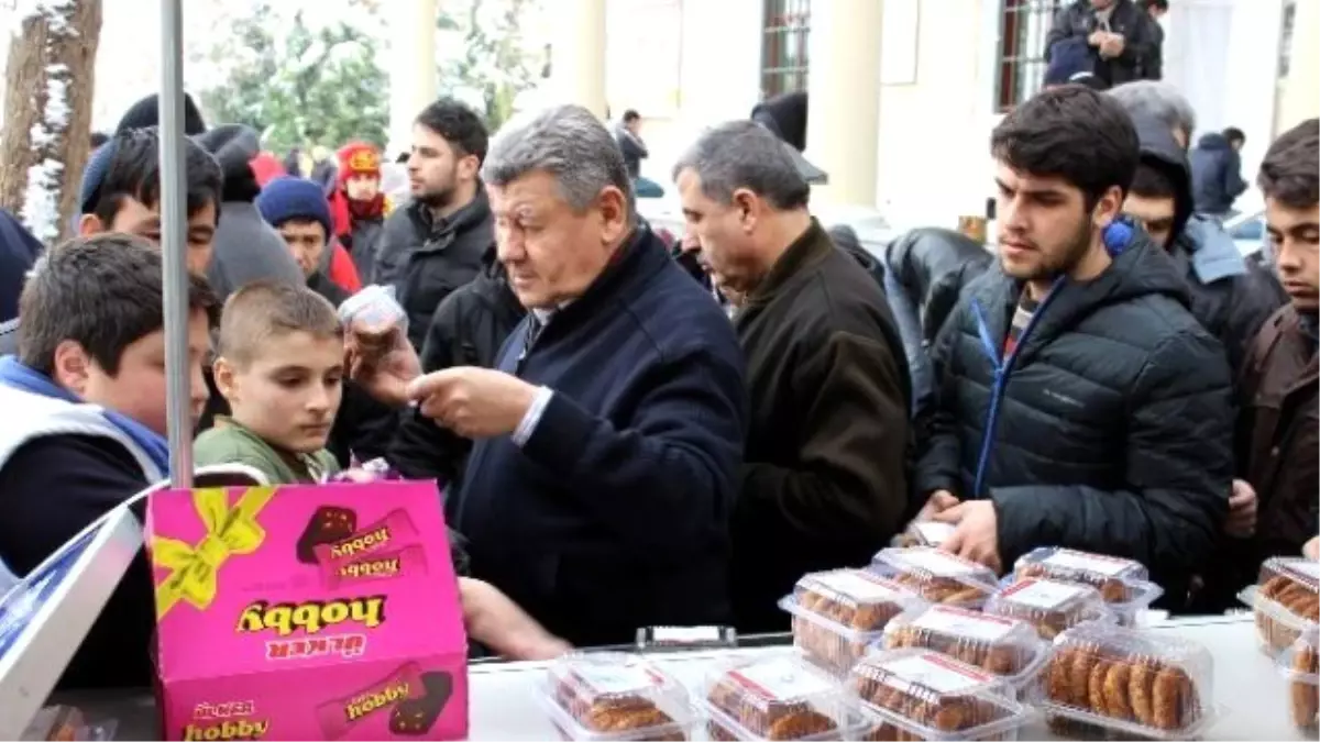 Cuma Namazı Sonrası Kandil Simidi ve Çikolata Dağıtıldı