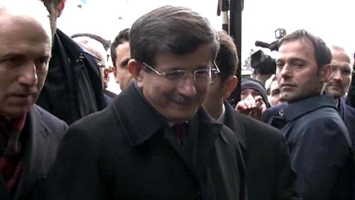 Davutoğlu Cuma Namazına Yürüyerek Gitti