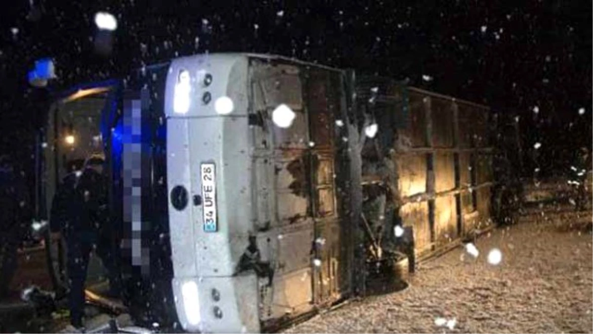 Görüntülü Haber) Sivas\'ta Yolcu Otobüsü Devrildi: 51 Yaralı