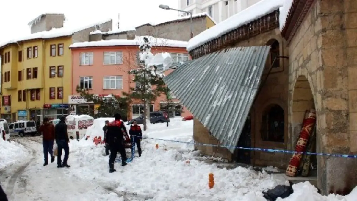 Kütahya\'da Bir Caminin Çelik Yağmurluğu Çöktü: 2 Yaralı