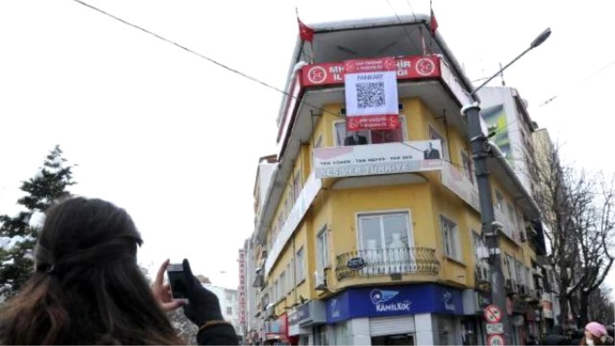 MHP Binasına Asılan Kodlu Pankart İlgi Gördü