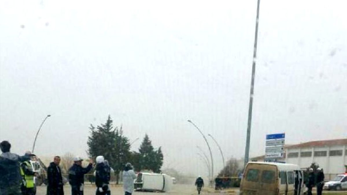 Minibüs ile Hafif Ticari Araç Çarpıştı: 1 Ölü, 9 Yaralı