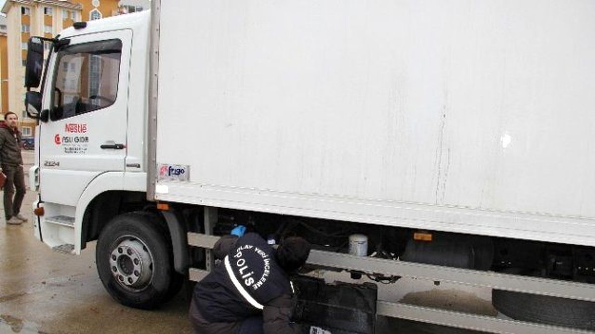 Park Halindeki Kamyonun Akülerini Çaldılar
