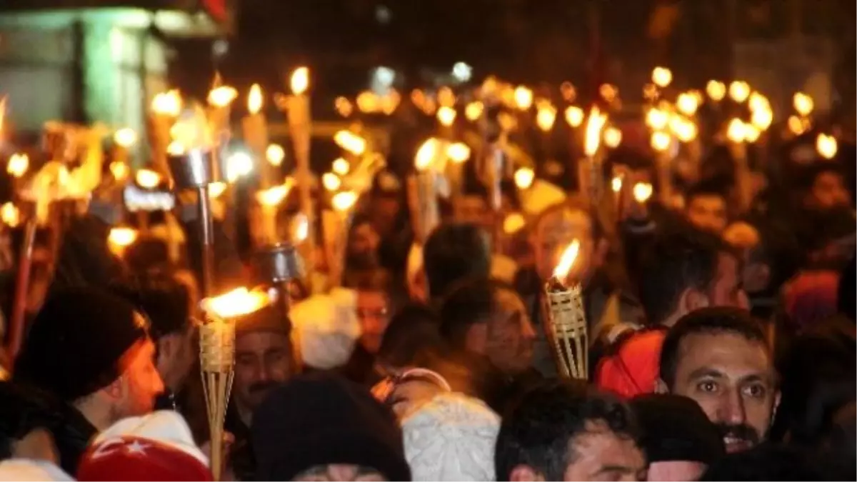 Sarıkamış Şehitleri İçin Meşaleli Yürüyüş