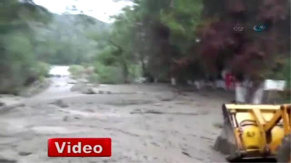 Sulama Göleti Taştı Yollar Çamur Deryasına Döndü