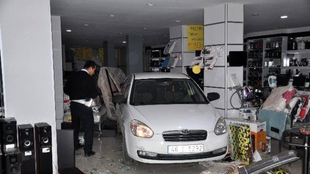 Sürücü Vitesleri Karıştırdı, Otomobil İşyerine Girdi