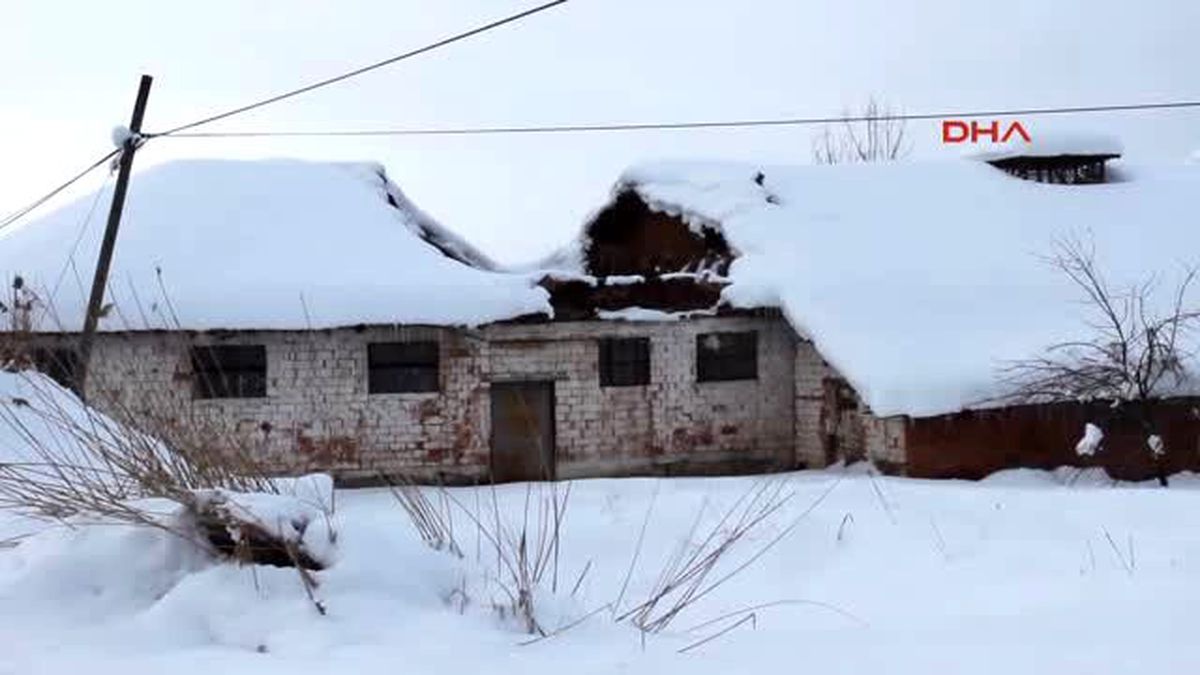 Tavşanlı\'da Kar Nedeniyle Halı Saha ve Besihanelerin Çatıları Çöktü