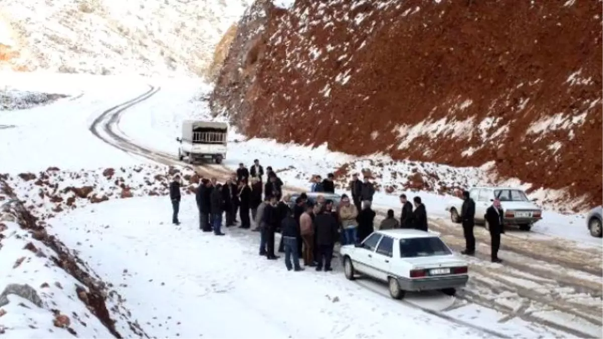 Adıyaman\'da Yapımı Süren Yolun Tamamlanması İçin Eylem Yaptılar