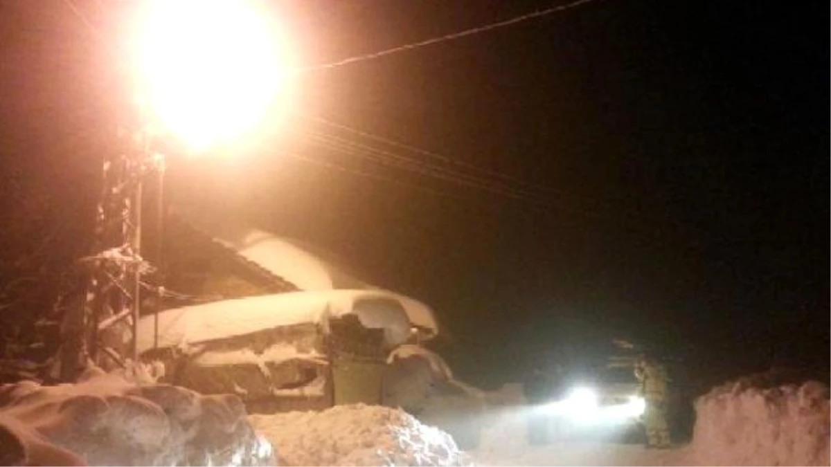 Yoğun Kar Yağışı Elektrik Tellerini Kopartıp Kısa Devrelere Yol Açtı