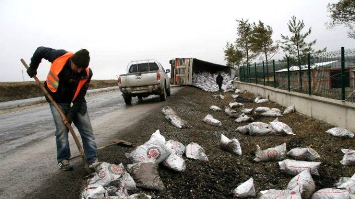 Yozgat\'ta Kömür Yüklü Tır Devrildi: 1 Yaralı