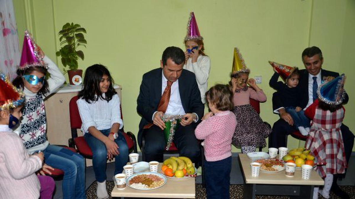 Yuvadaki Çocukları Ziyaret Etti