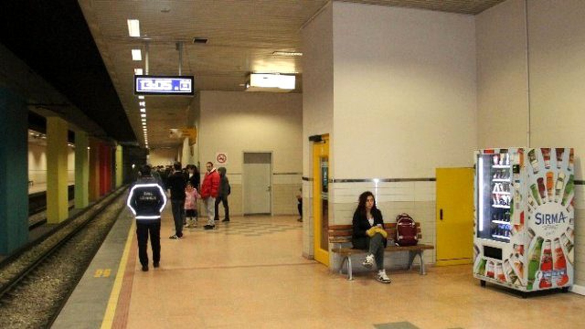 3 Metro İstasyonunun Yiyecek Otomatlarını Soydular