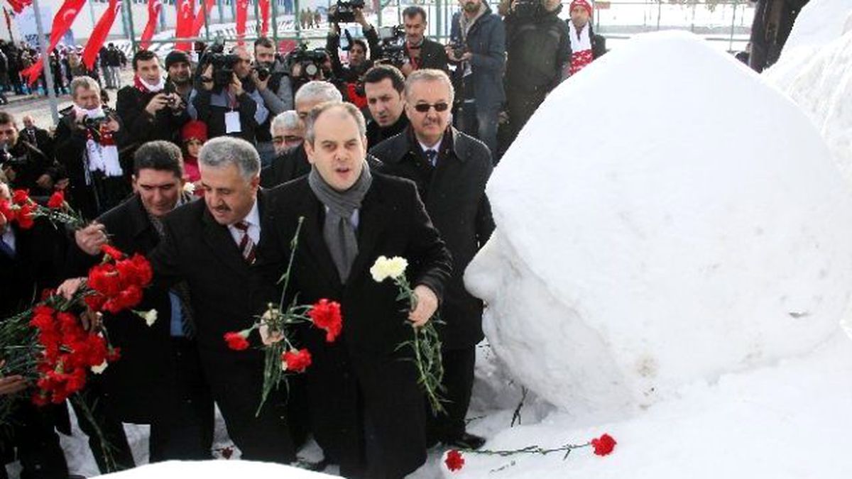Bakan Kılıç \'Kardan Şehit Heykelleri\'nin Açılışını Yaptı