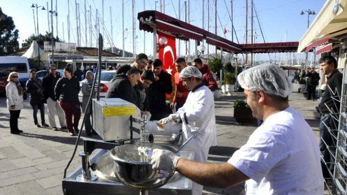 Bodrum Çarşı Grubu Asi Tayfa Lokma Dağıttı