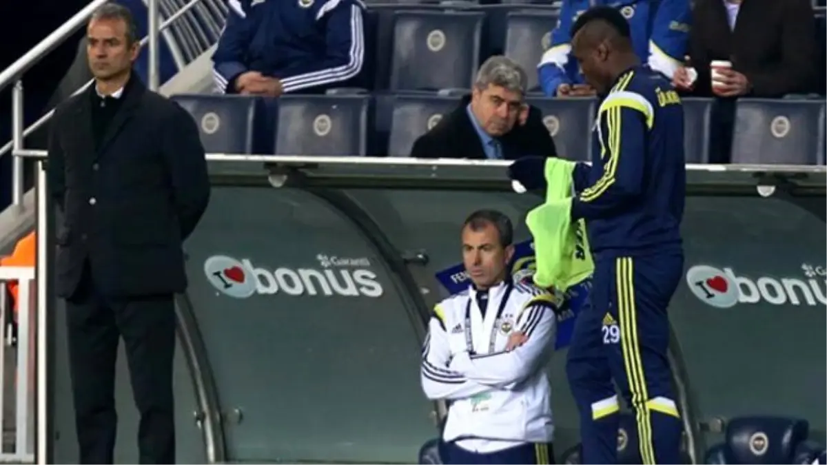 Emenike, Eldivenlerini Fırlatıp Soyunma Odasına Gitti