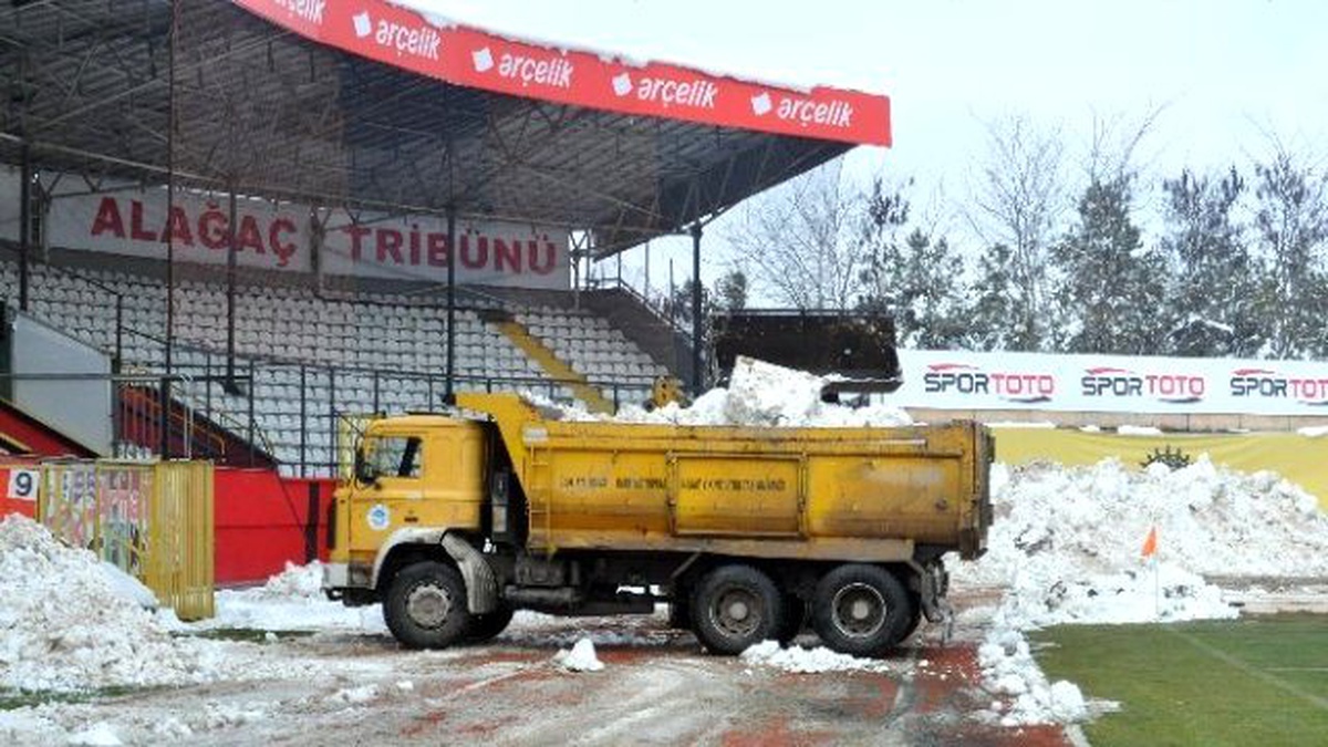 Eskişehir Atatürk Stadyumu Kardan Temizleniyor