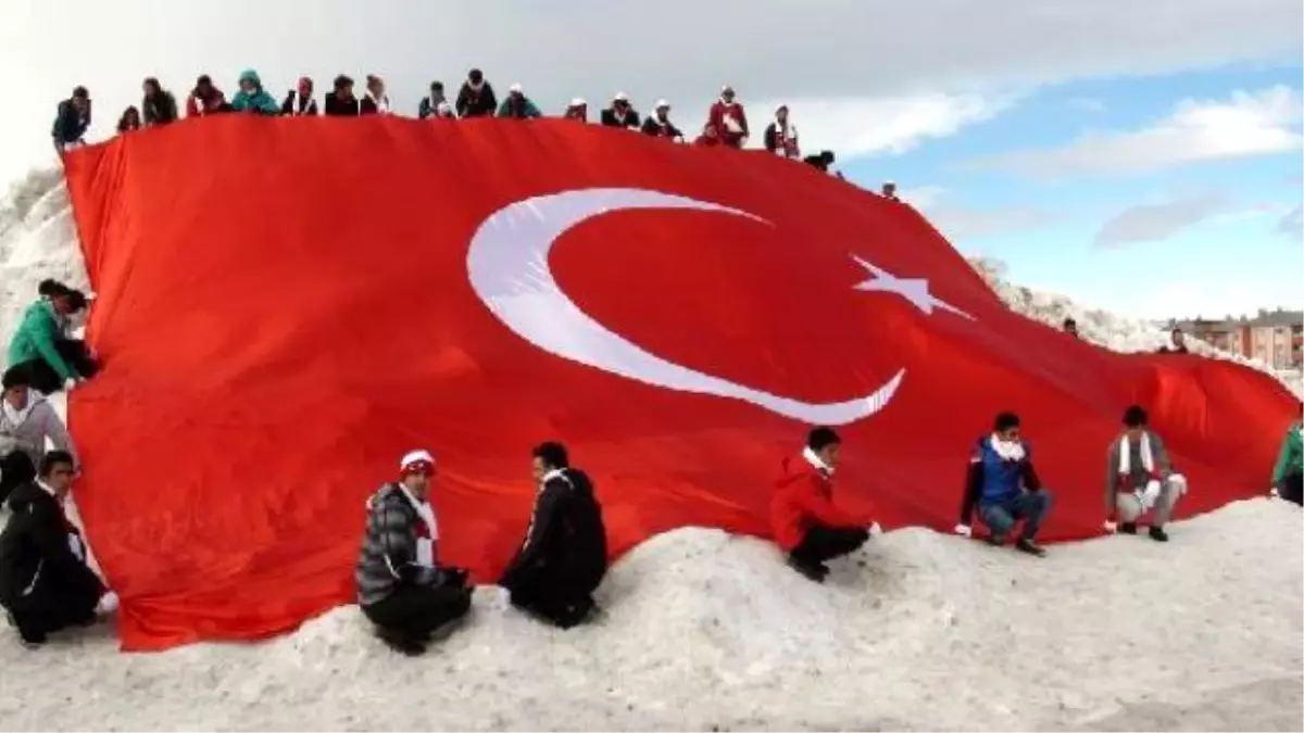 Gençlik ve Spor Bakanı Kılıç, Sarıkamış\'ta Kardan Heykelleri Açtı