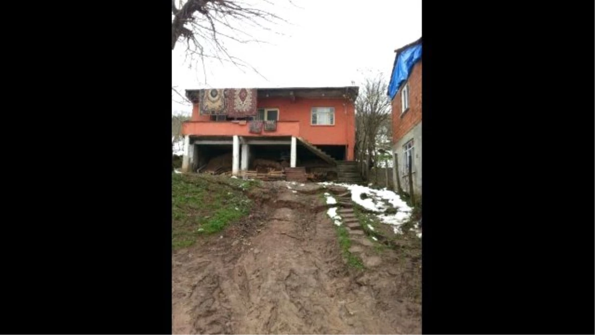 Hendek\'te Heyelan Sonrası İki Ev Boşaltıldı