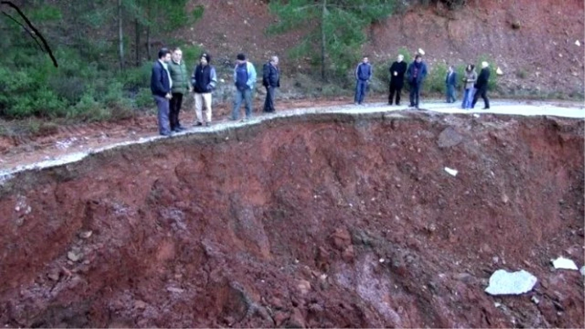 Heyelan Bayındır\'da Köyleri Ekmeksiz Bıraktı