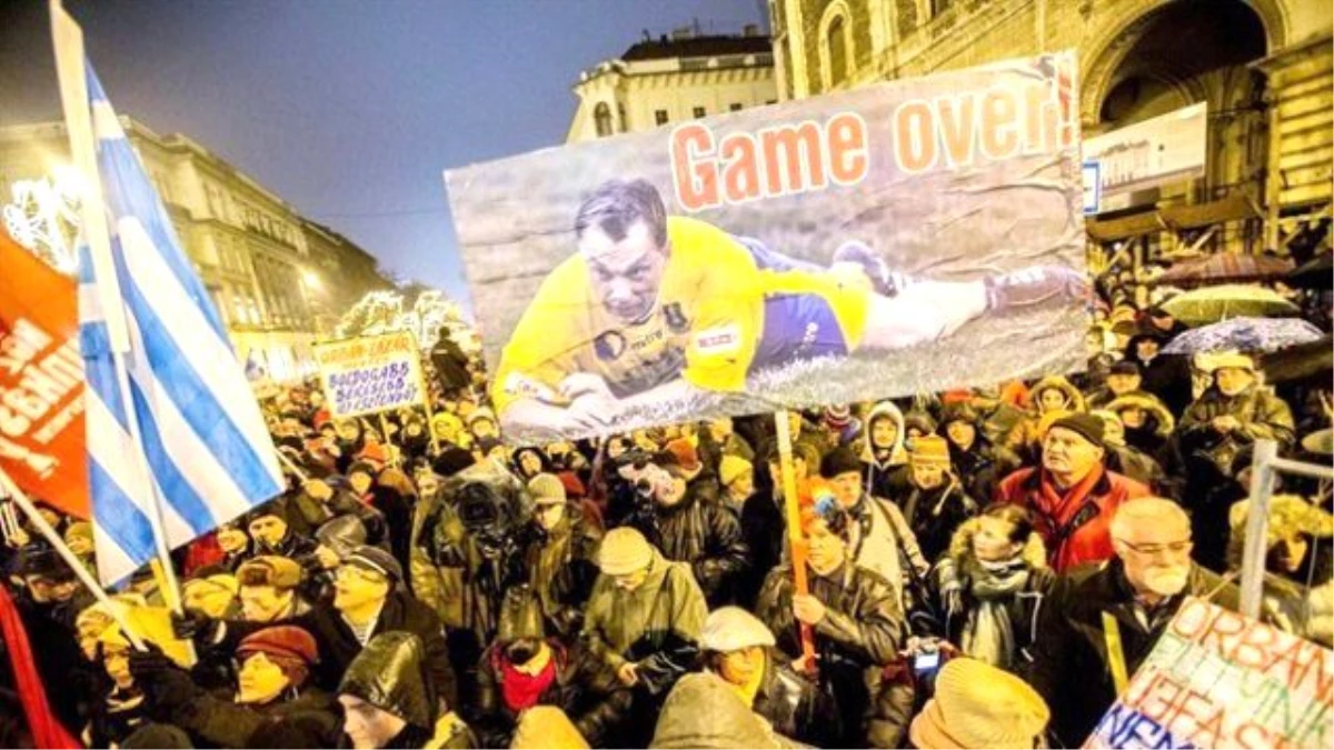 Macaristan\'da Binlerce Kişi Hükümet Karşıtı Protesto Düzenledi