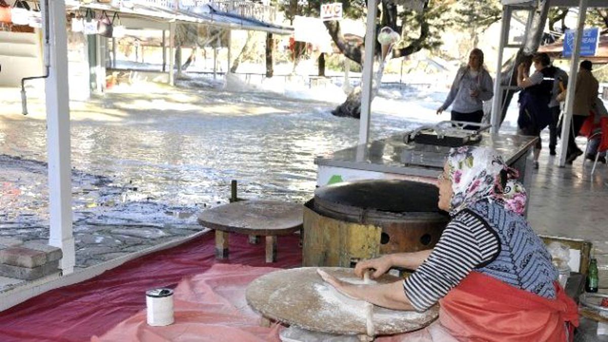 Manavgat Şelalesinde Bulunan İşletmeler Sular Altında Kaldı