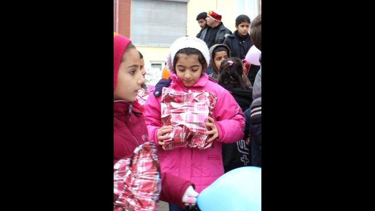 Minik Yüzler Hediyelerle Güldü