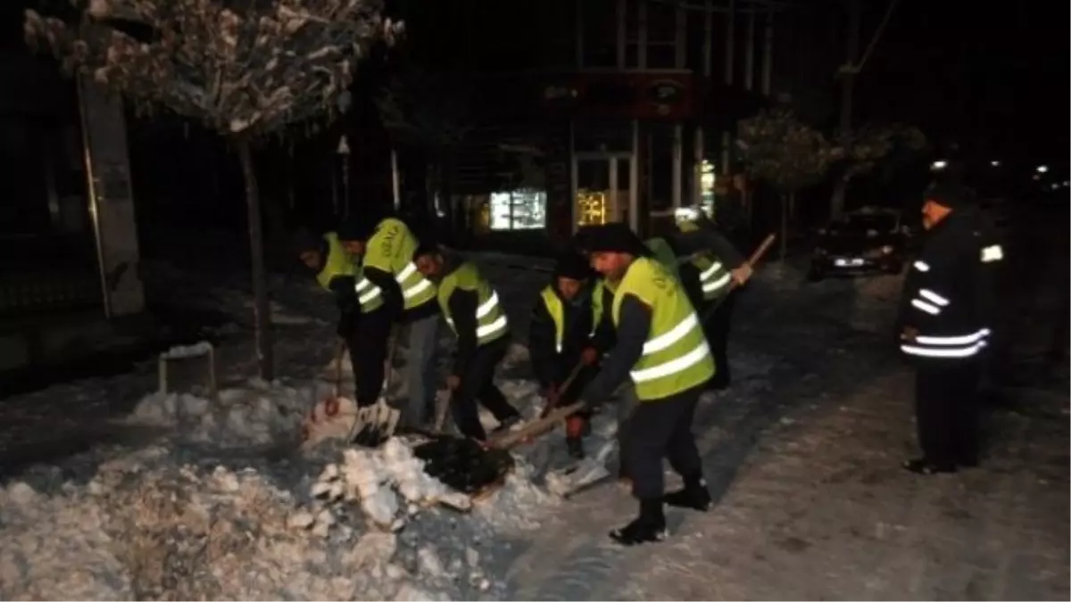 Özalp Belediyesinden Karla Mücadele Çalışmaları