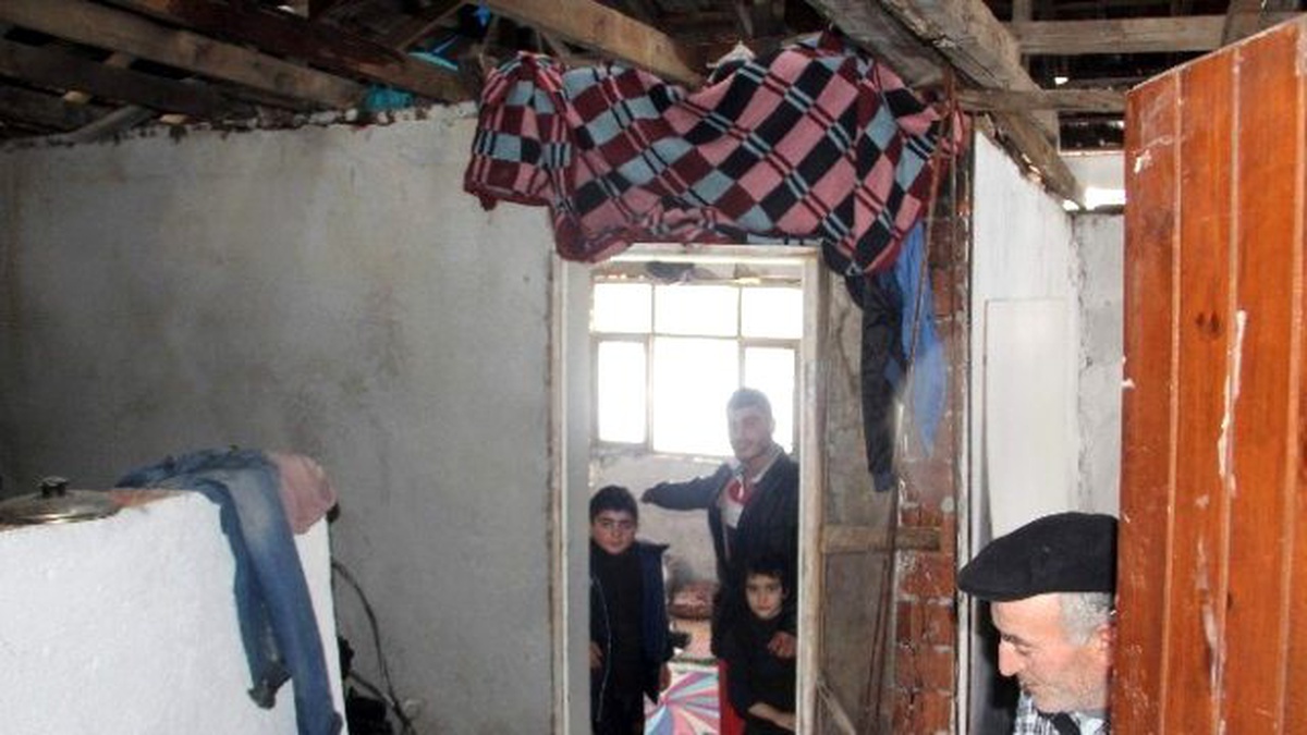 Yanan Evlerinin Tek Odasından Yaşam Mücadelesi Veriyorlar