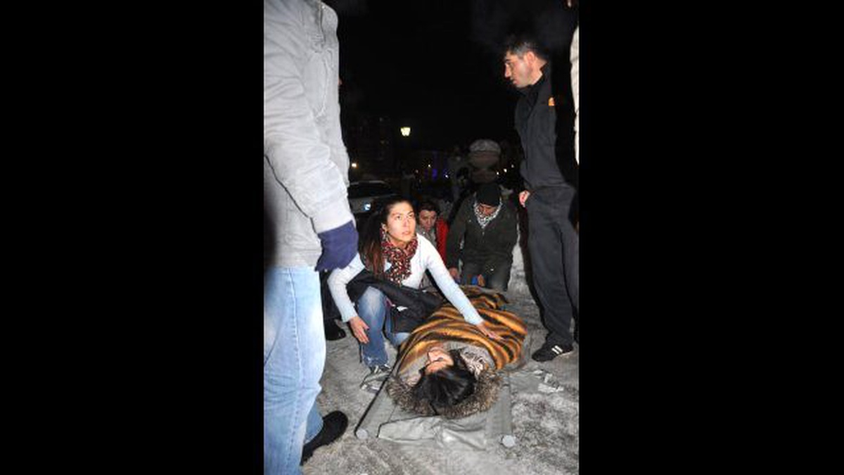 Porsuk Çayı\'na Atlamak İsteyen Kadını Polis Engelledi