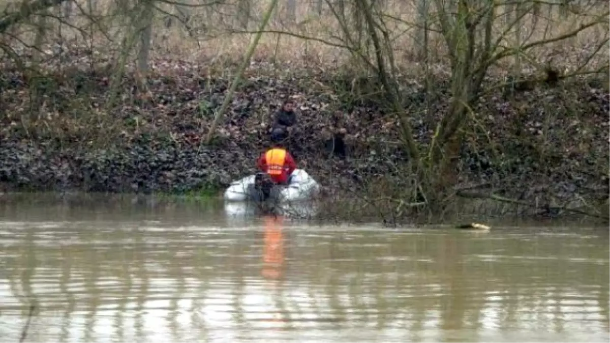 Sakarya Nehri\'nde Avcı Kayığı Devrildi: 1 Kişi Kayıp