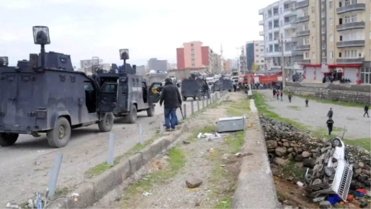 Sebze-Meyve Yüklü Kamyonet Şarampole Yuvarlandı: 2 Yaralı