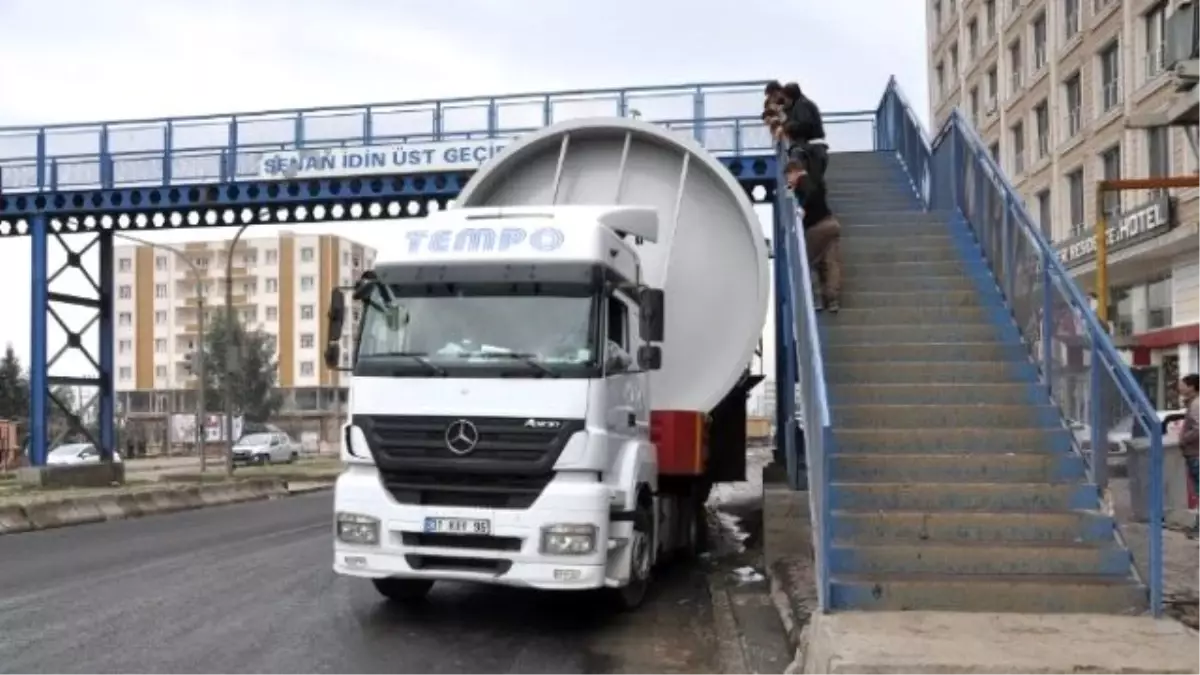 Yakıt Tankı Taşıyan Tır\'ların Zor Anları