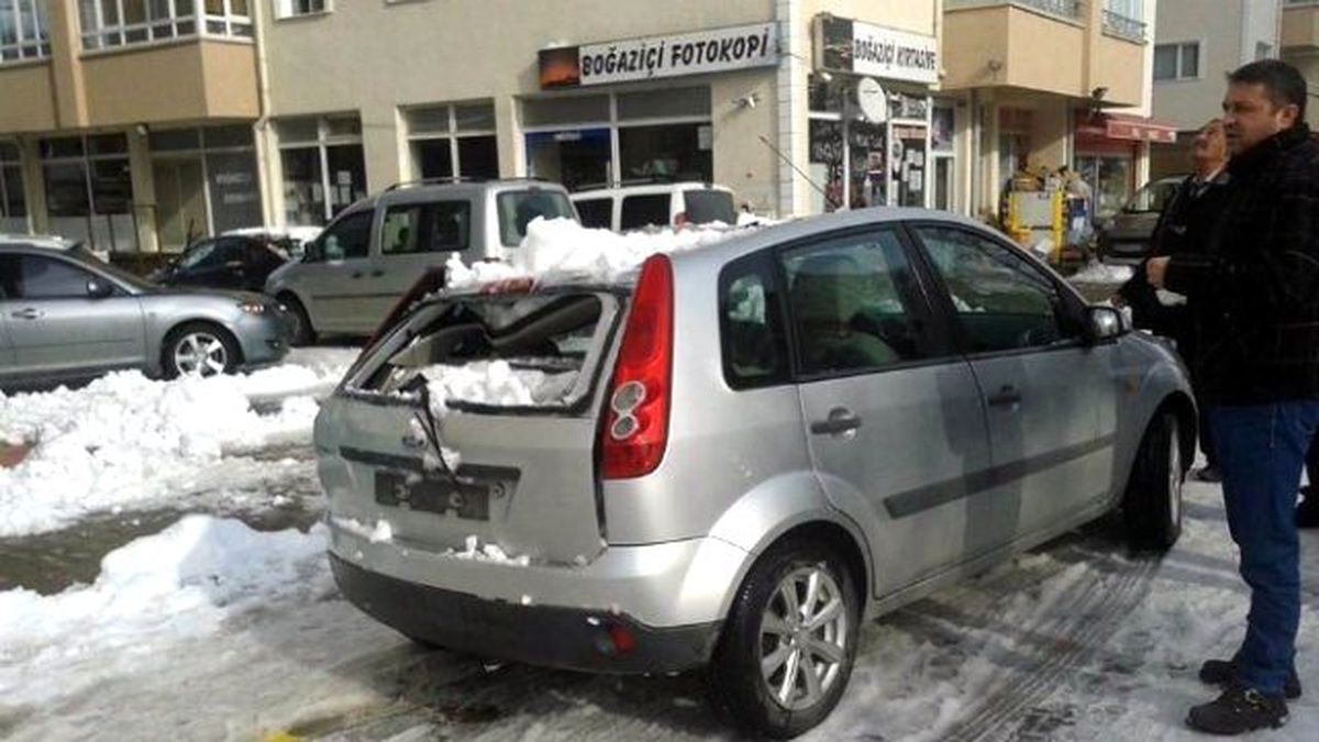 9 Katlı Binanın Çatısından Düşen Kar Kütlesi Maddi Hasara Yol Açtı
